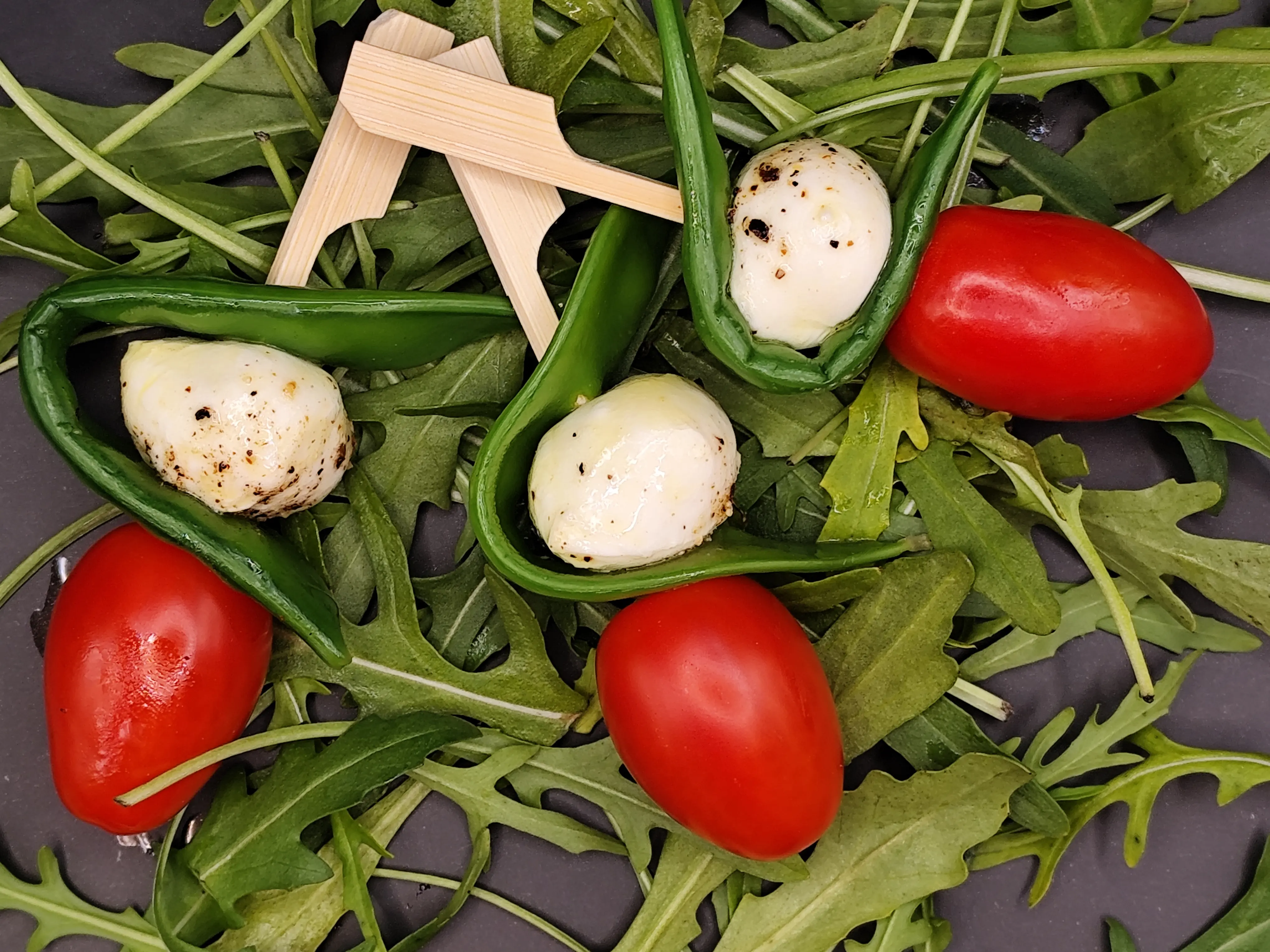 Plateau de Pics Tomates, Mozarella, Pois gourmands 24pièces