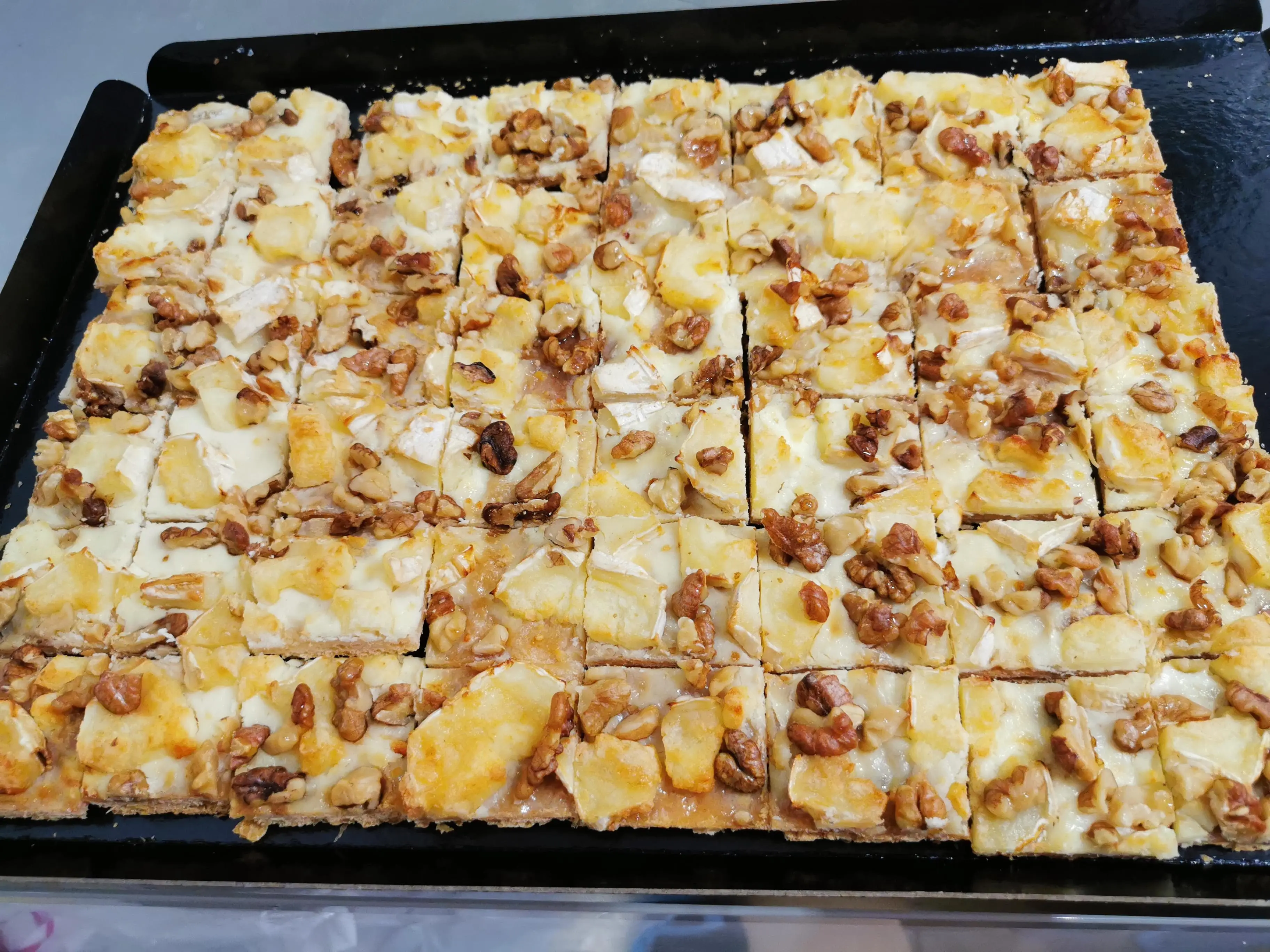 Plateau de Tartes fines salées Chèvre, Miel, Noix 48 pcs