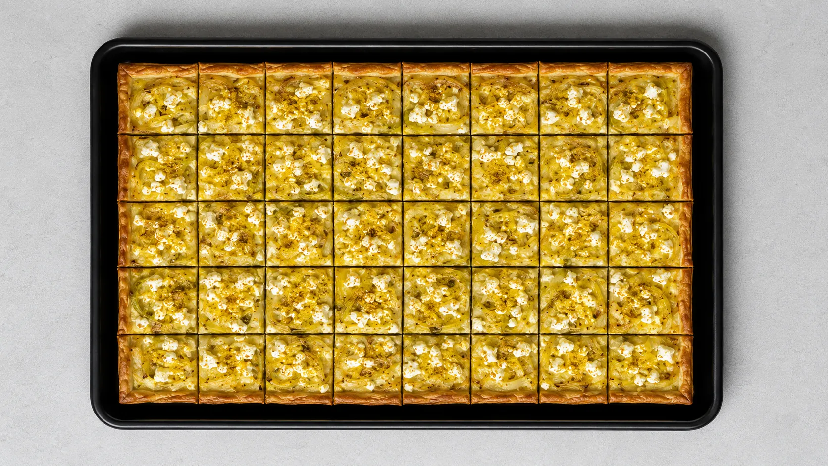 Plateau de Tartes fines salées Poireaux, fêta, curry 48 pcs